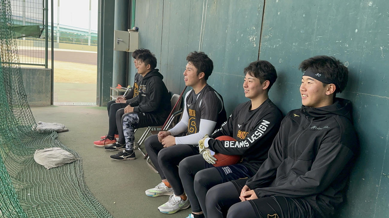 藤浪のブルペン投球をみる阪神の選手たち、右から門別、下村、松原、石黒（球団提供）