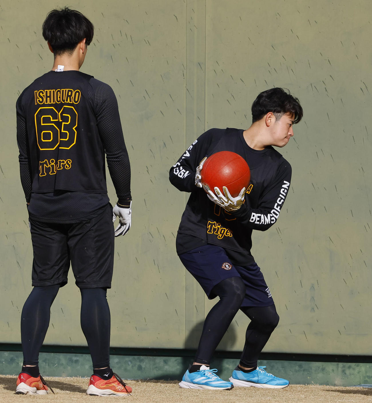 新人合同自主トレでトレーニングする下村（撮影・藤尾明華）