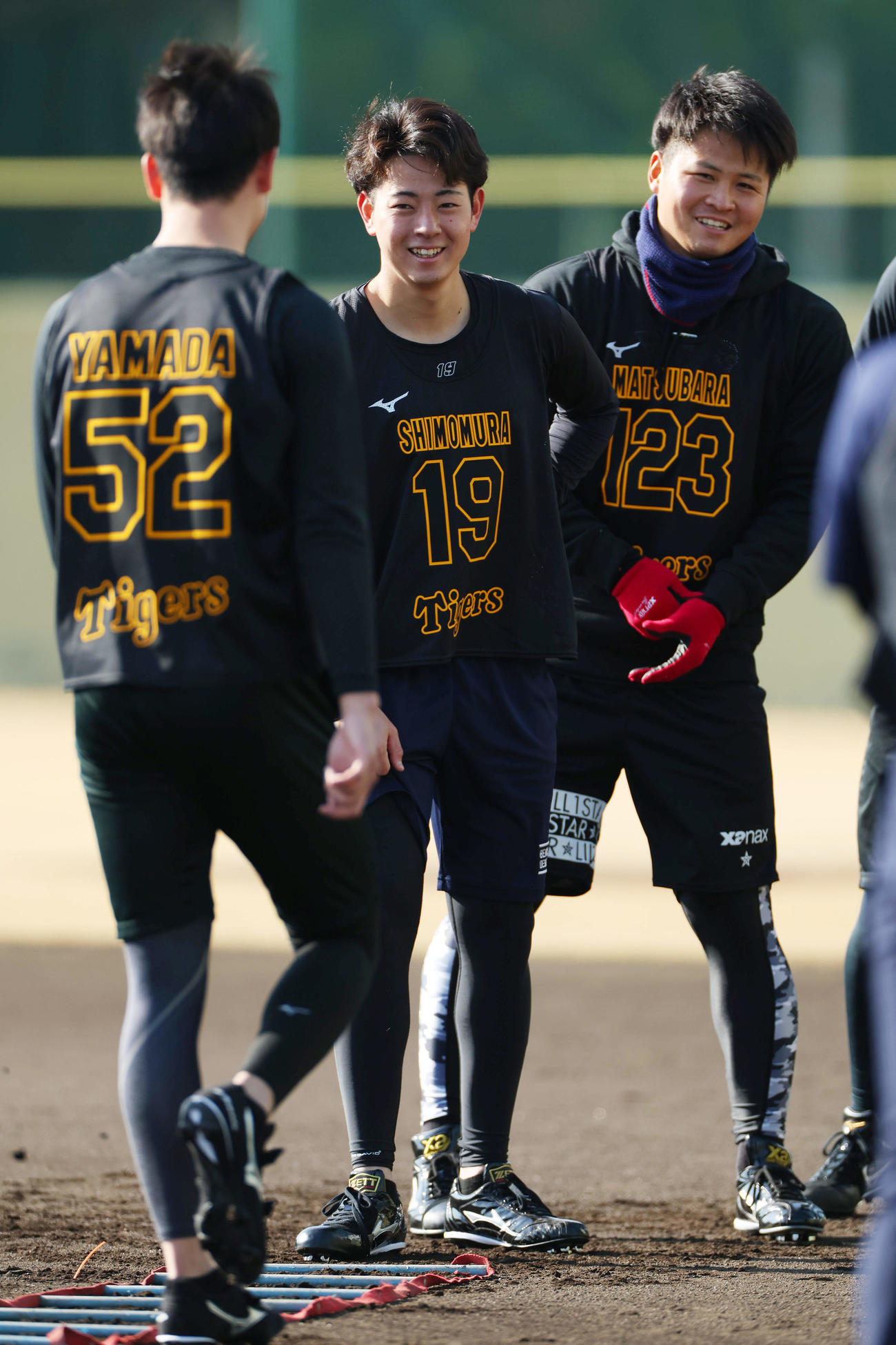 新人合同自主トレで笑顔を見せる阪神下村。右は松原（撮影・前田充）