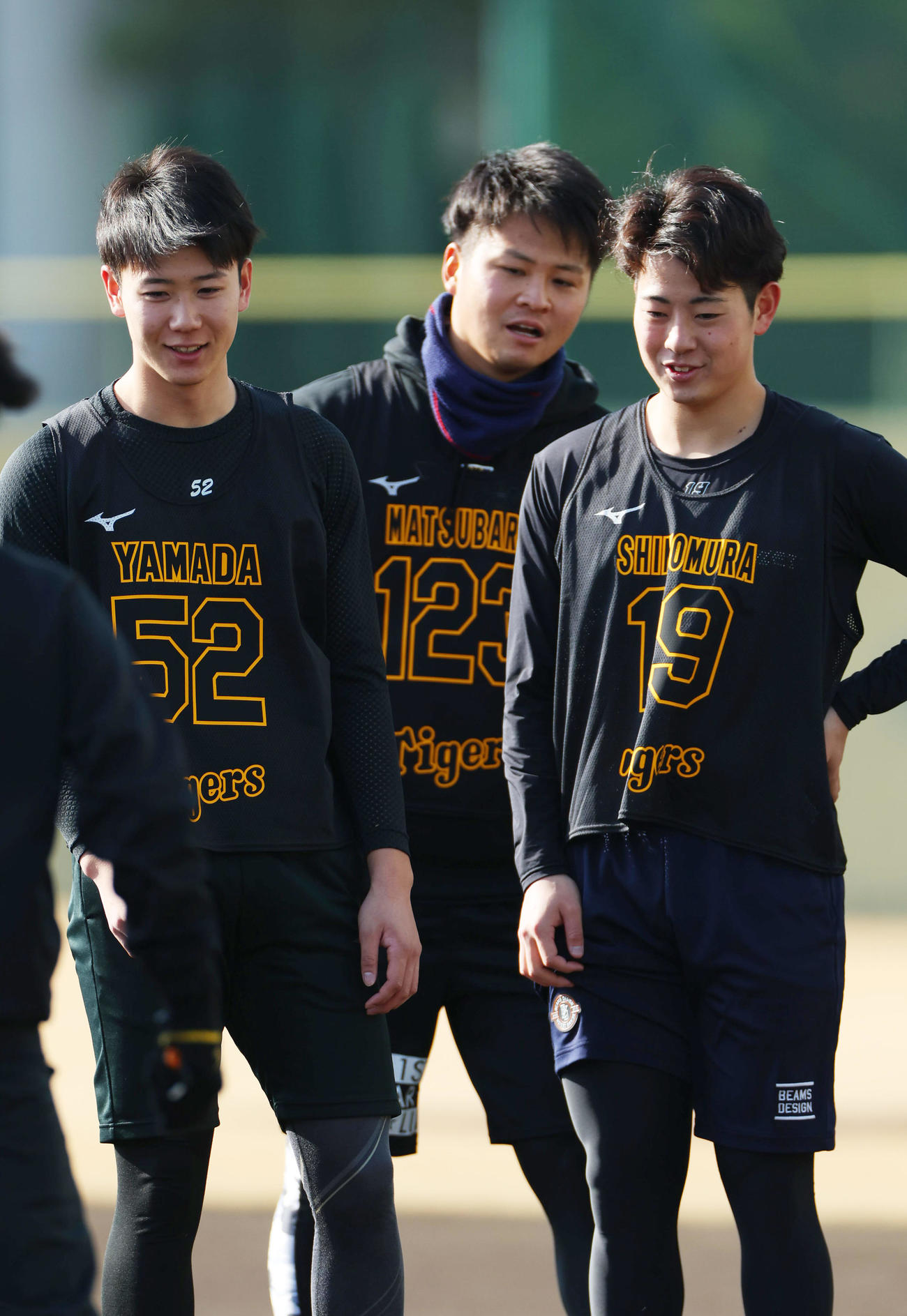新人合同自主トレで笑顔を見せる阪神山田（左）と下村。中央は松原（撮影・前田充）