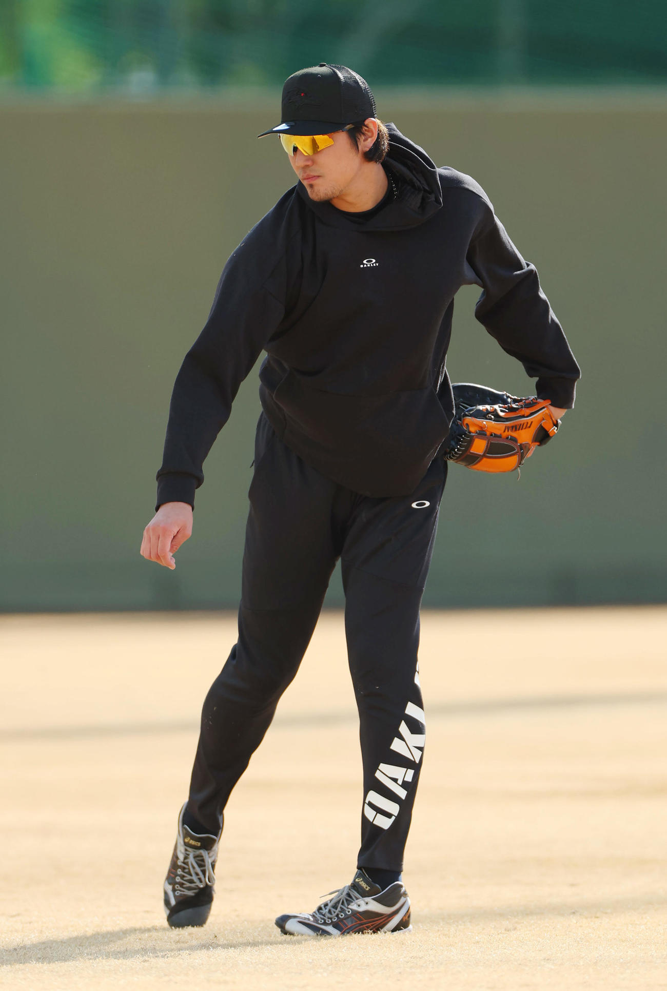 鳴尾浜球場に姿を見せキャッチボールする藤浪（撮影・前田充）