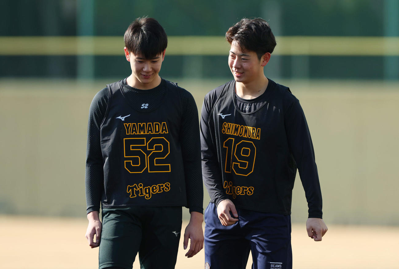 新人合同自主トレで言葉を交わす阪神山田（左）と下村（撮影・前田充）