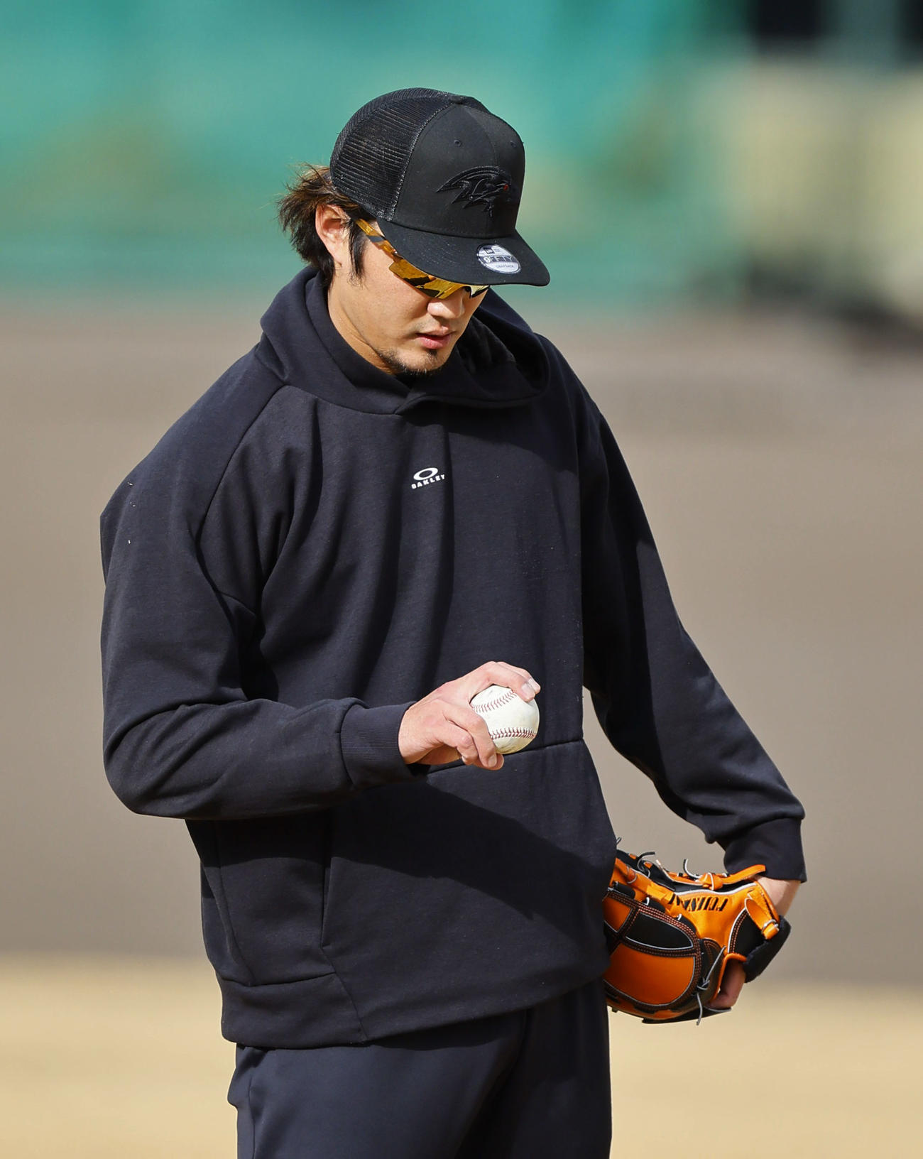 古巣の鳴尾浜球場でキャッチボールをする藤浪（撮影・藤尾明華）