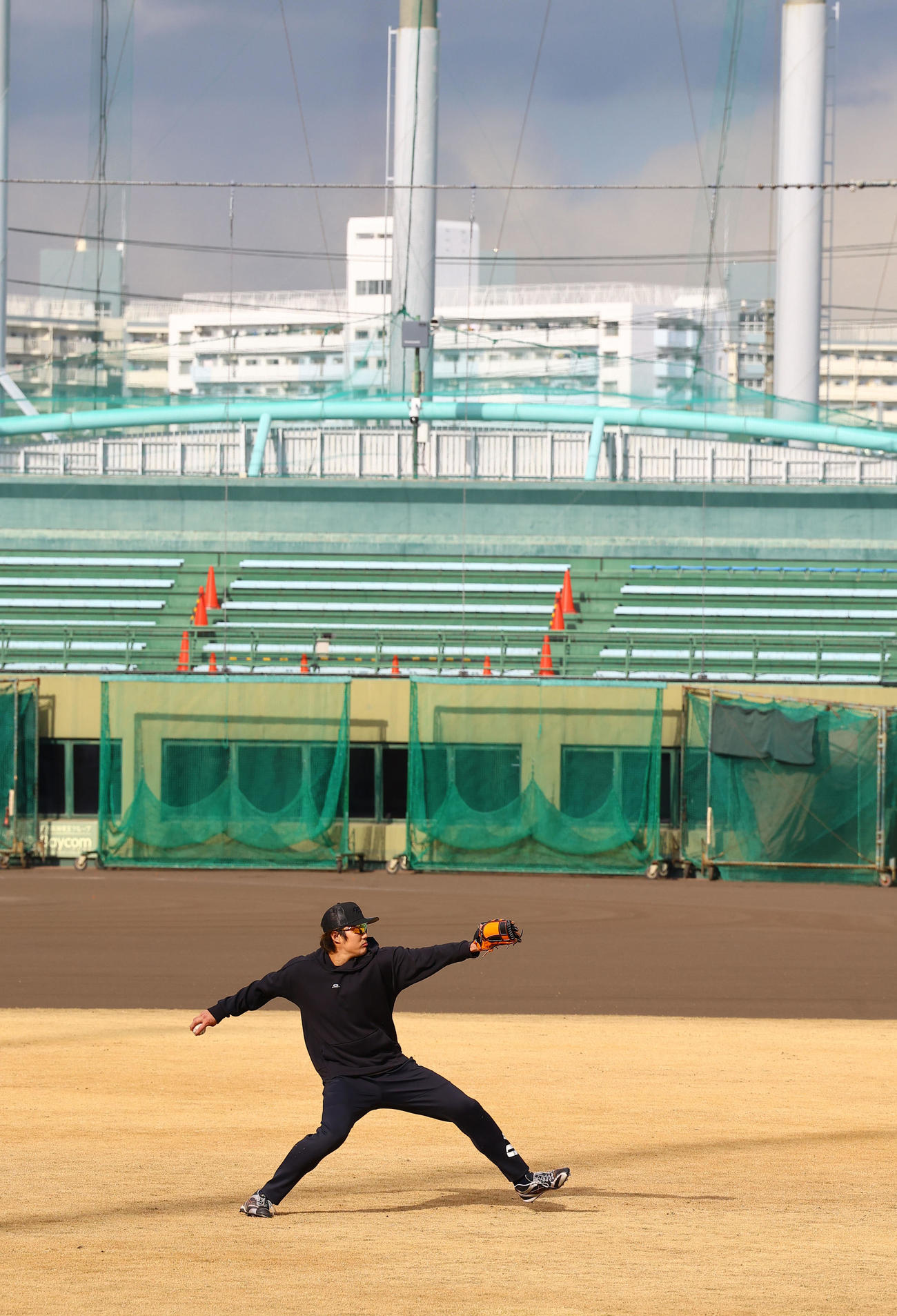 古巣の鳴尾浜球場でキャッチボールをする藤浪（撮影・藤尾明華）