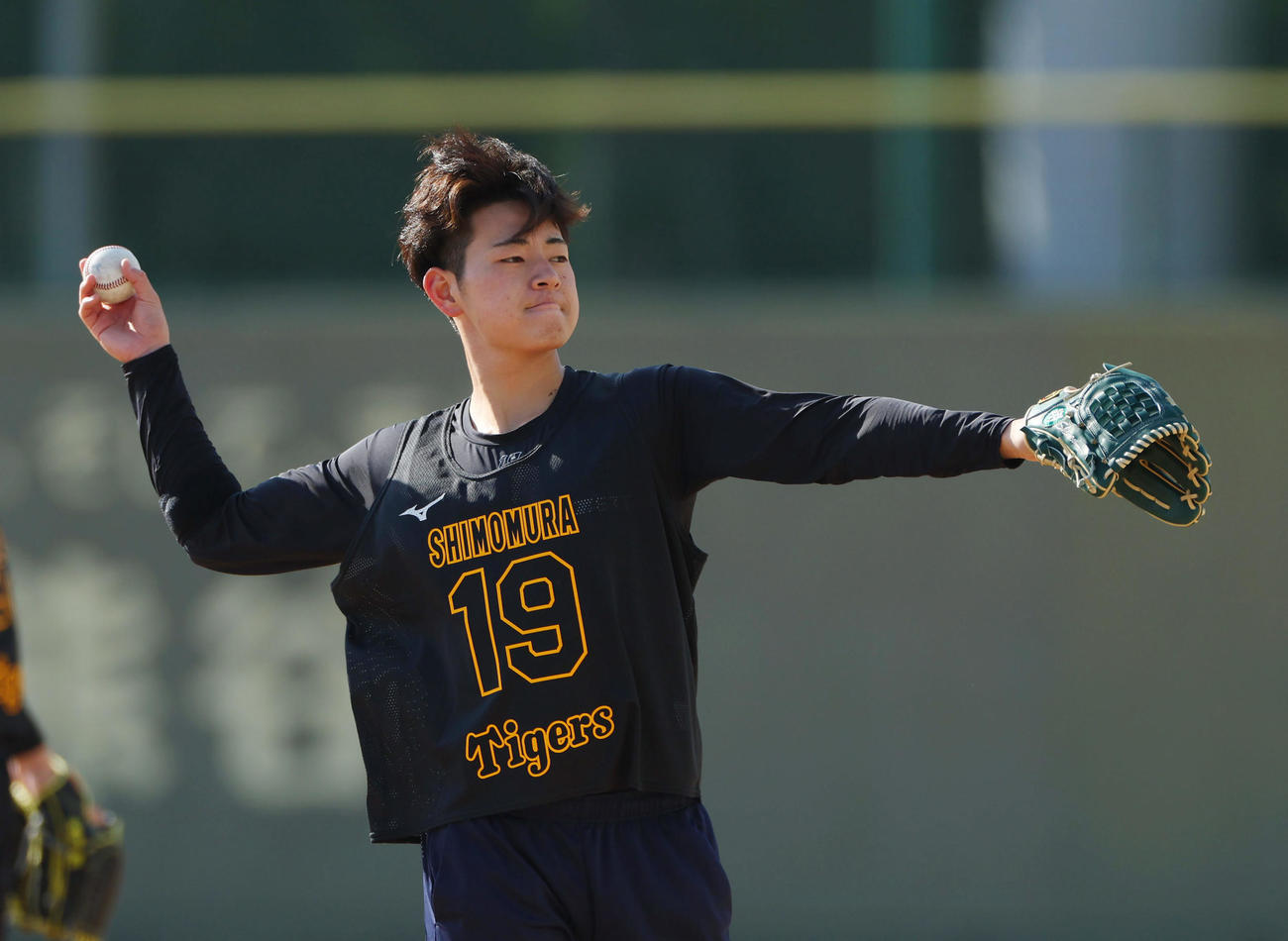 新人合同自主トレでキャッチボールする阪神下村（撮影・前田充）