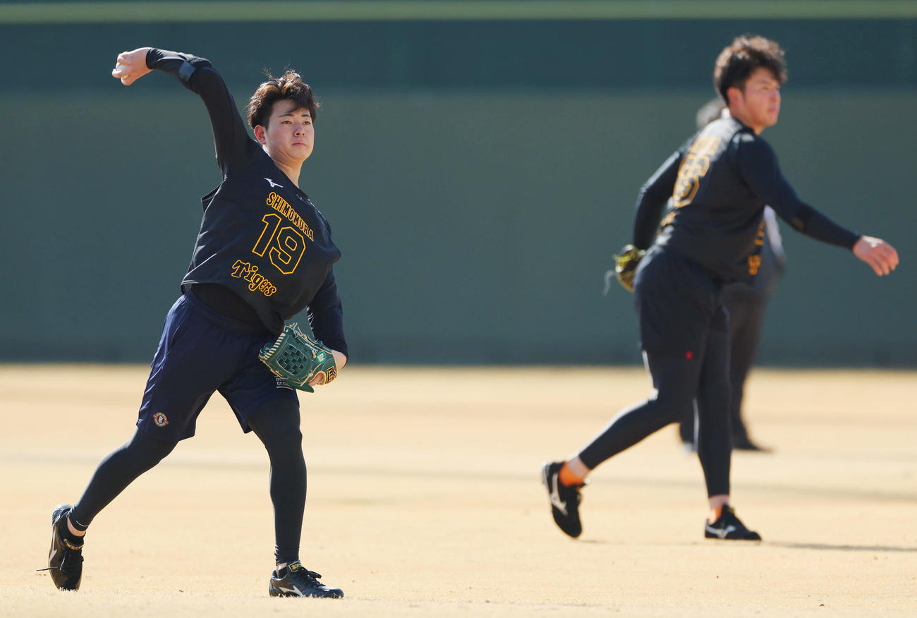 新人合同自主トレでキャッチボールする阪神下村（左）と椎葉（撮影・前田充）
