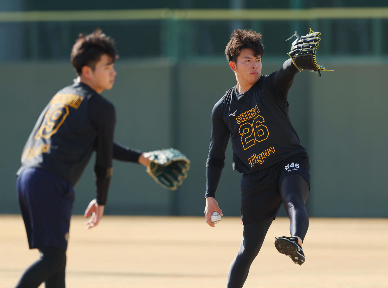 新人合同自主トレでキャッチボールする阪神椎葉（右）と下村（撮影・前田充）