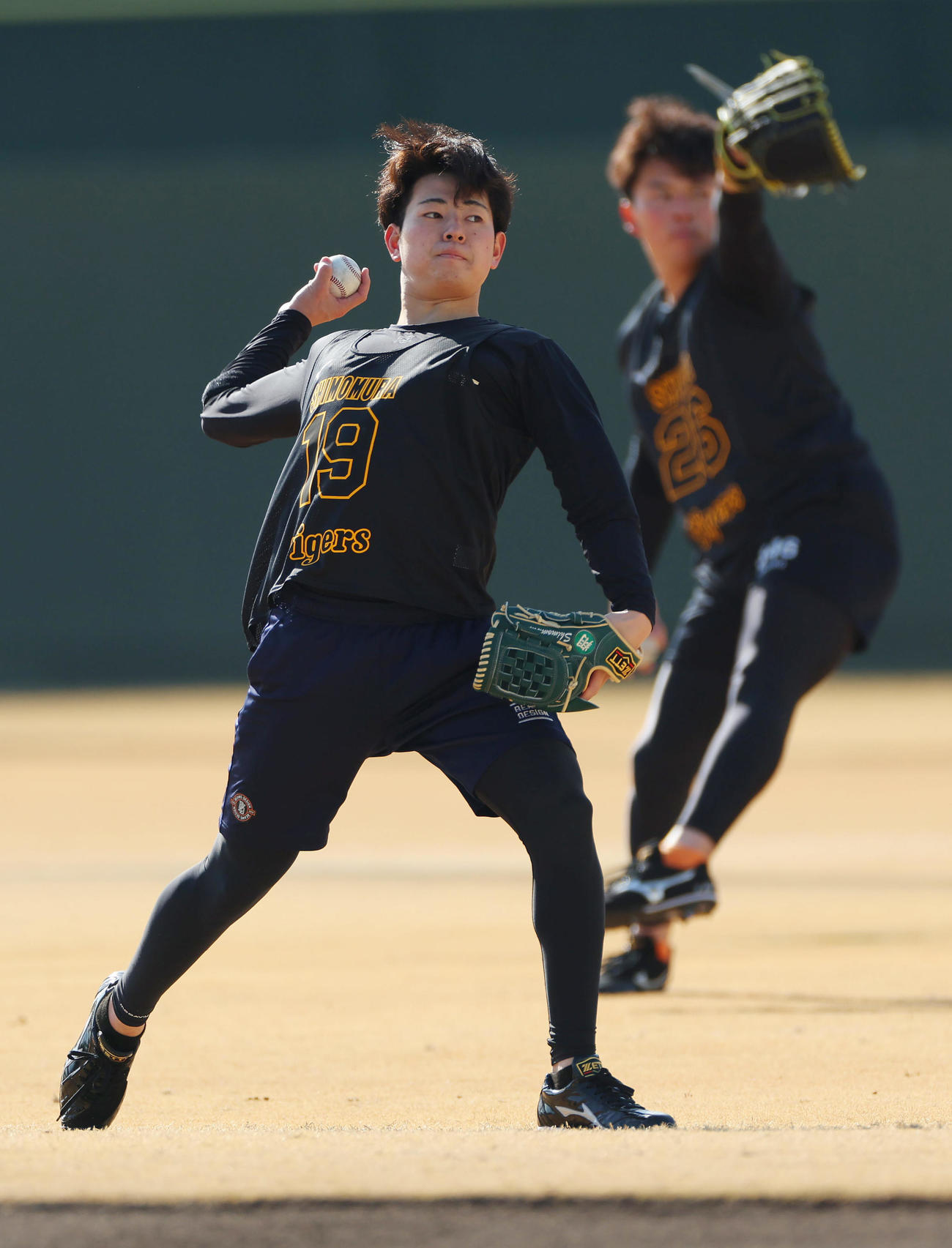 新人合同自主トレでキャッチボールする阪神下村（左）と椎葉（撮影・前田充）