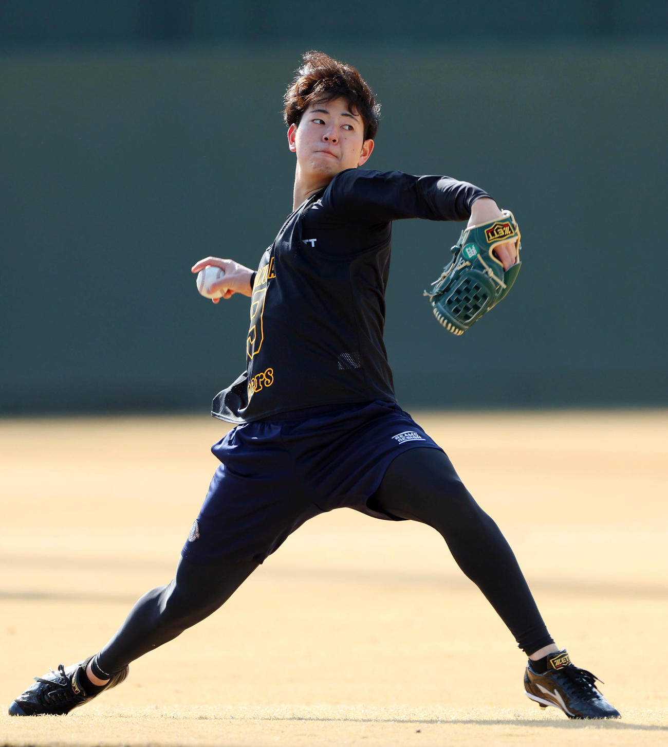 新人合同自主トレでキャッチボールする阪神下村（撮影・前田充）
