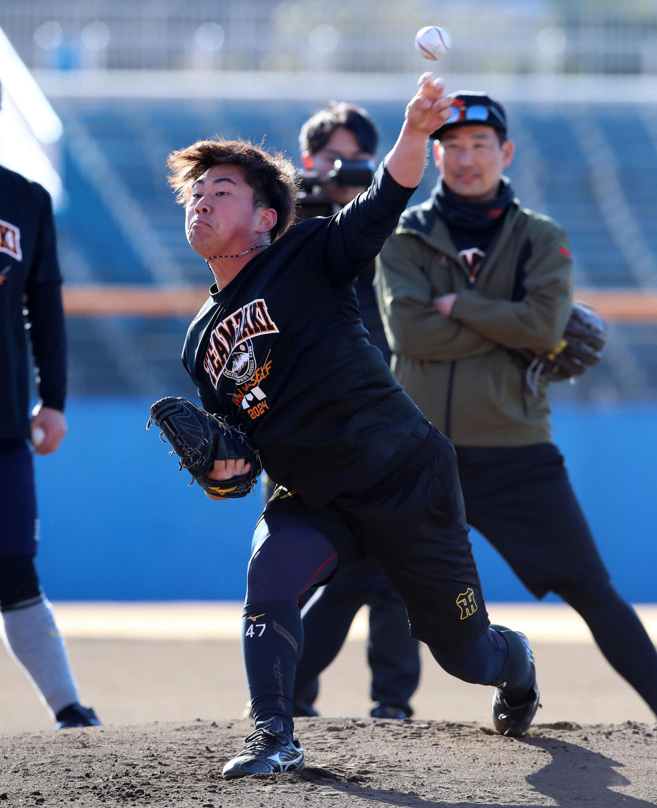 自主トレを公開しマウンドで投球する桐敷。右は岩崎（撮影・加藤哉）