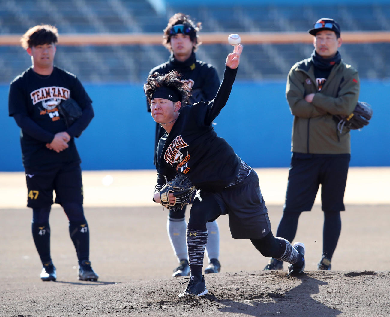 自主トレを公開しマウンドで投球する及川。後方は左から桐敷、川原、岩崎（撮影・加藤哉）