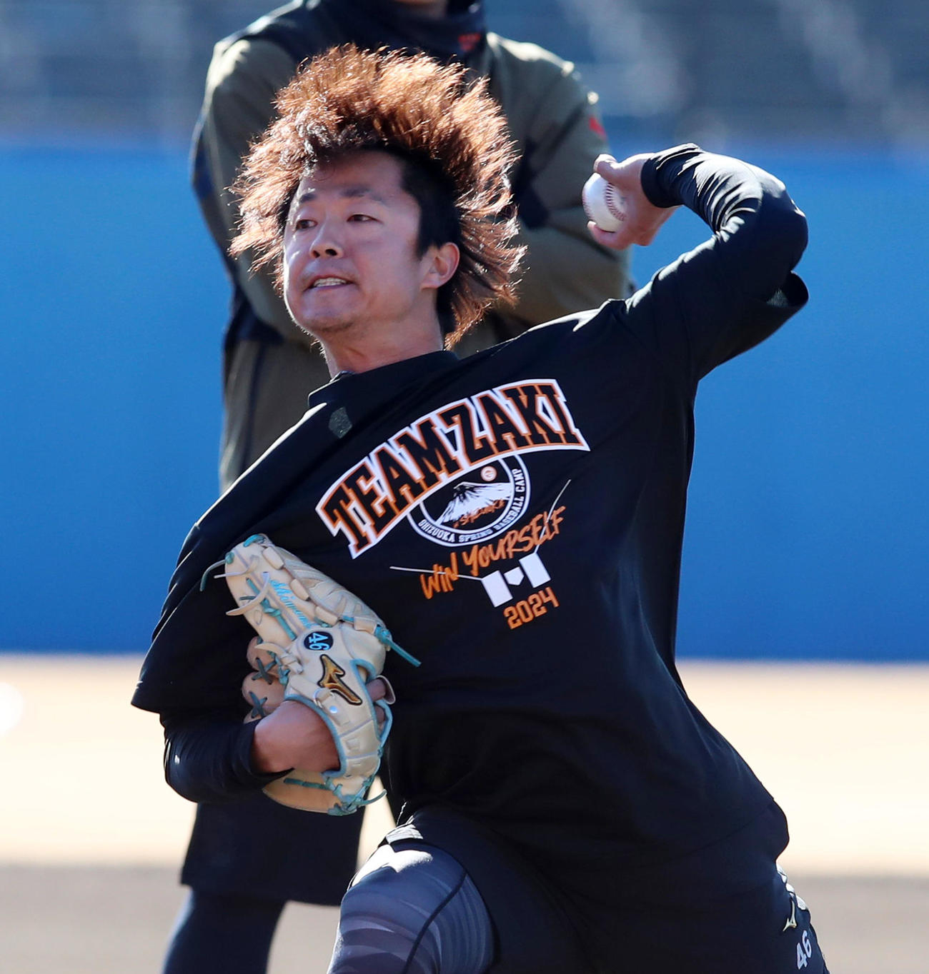 自主トレを公開しマウンドで投球する島本（撮影・加藤哉）