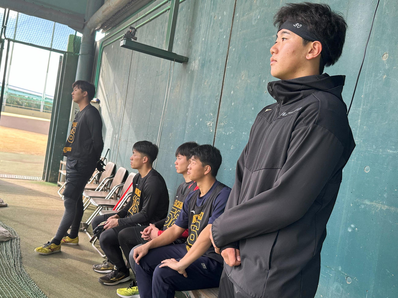 藤浪のブルペン投球をみる阪神の選手たち、右から門別、百崎、山田、福島、津田（球団提供）