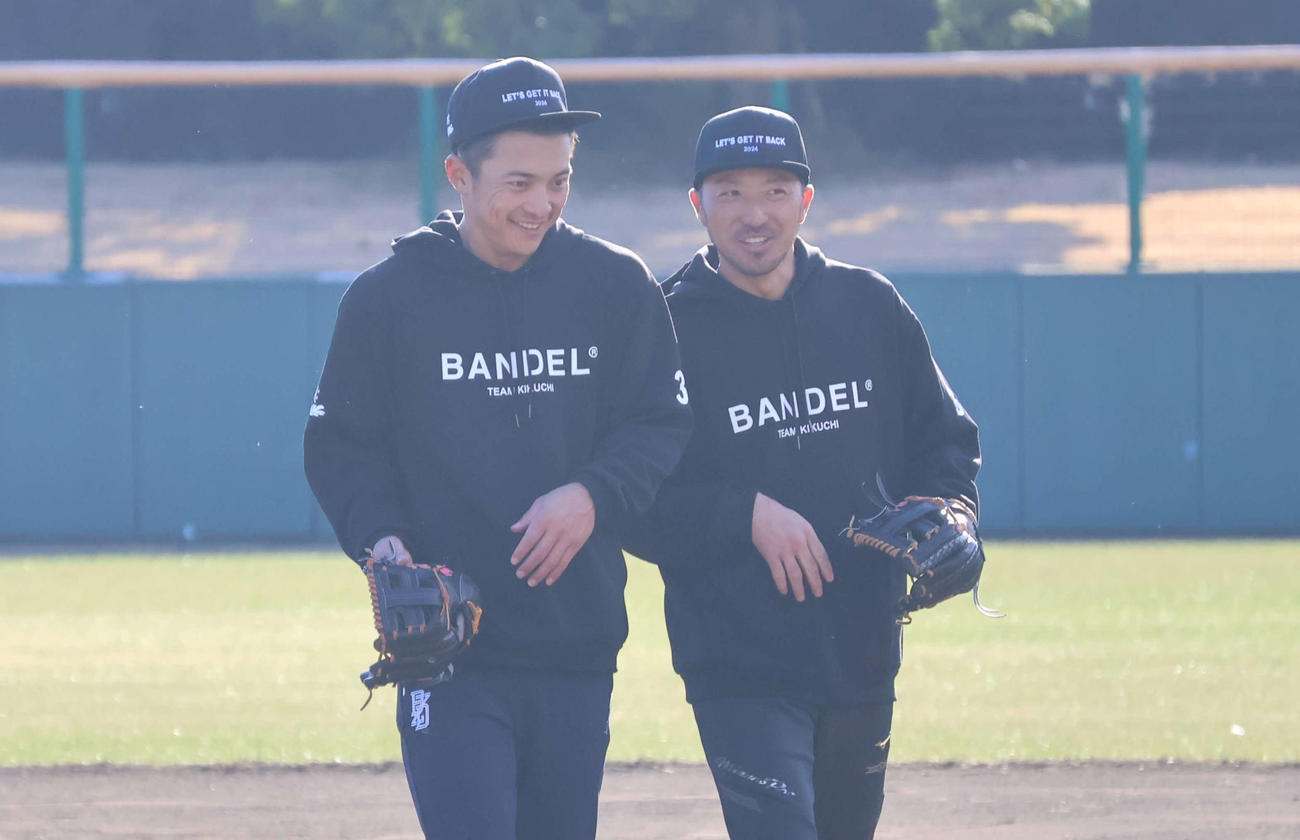 広島菊池（右）と談笑する阪神熊谷（撮影・古財稜明）