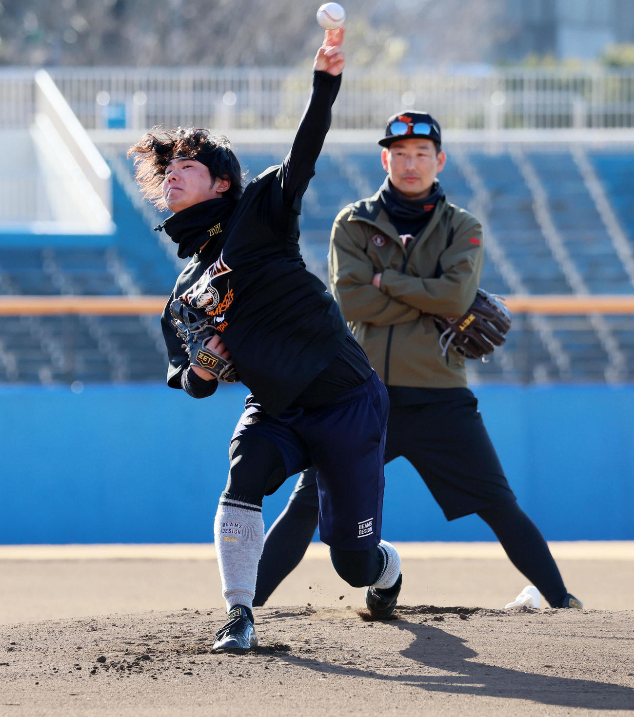 自主トレを公開しマウンドで投球する川原。右は岩崎（撮影・加藤哉）