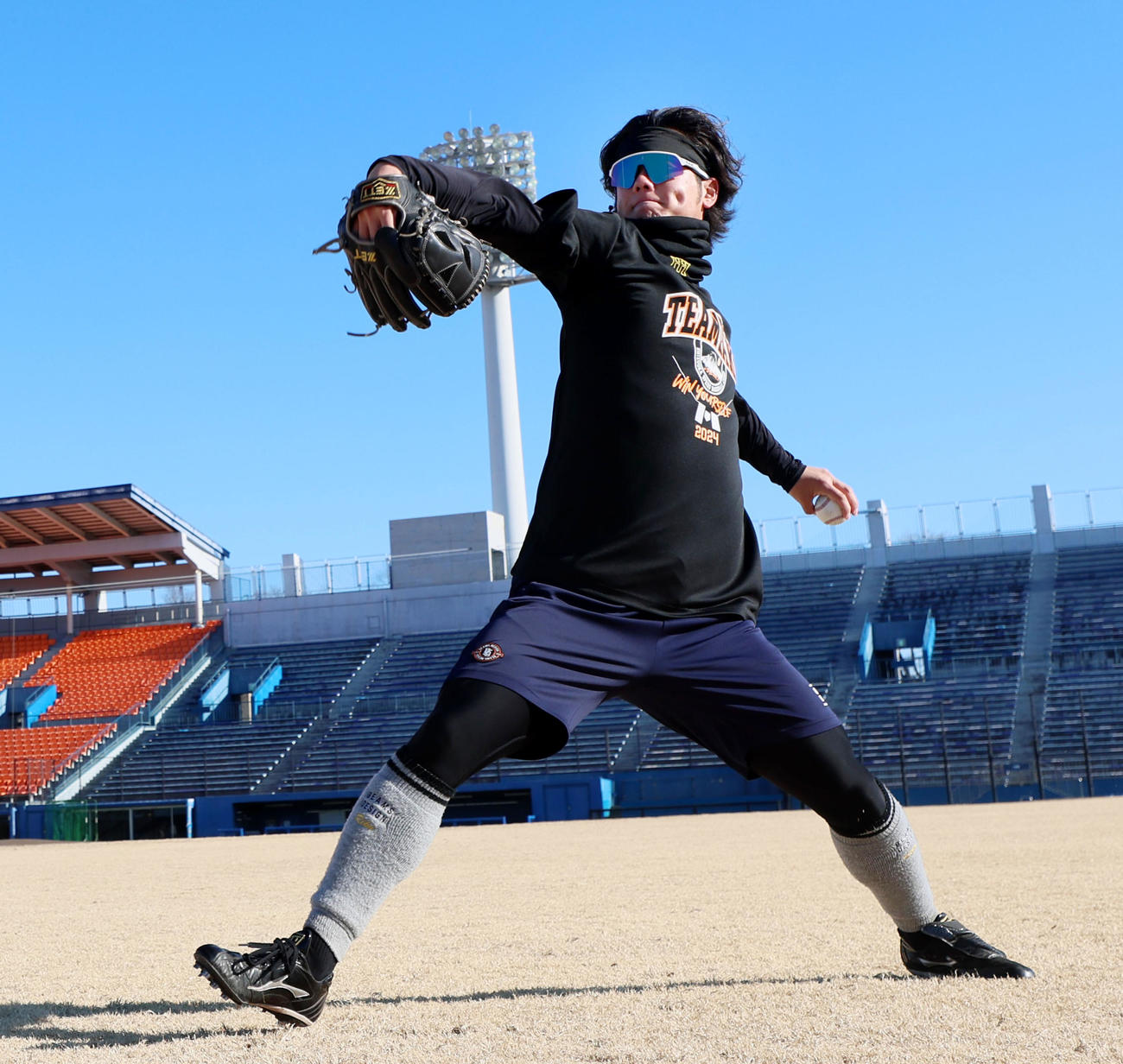 自主トレを公開しキャッチボールする川原（撮影・加藤哉）