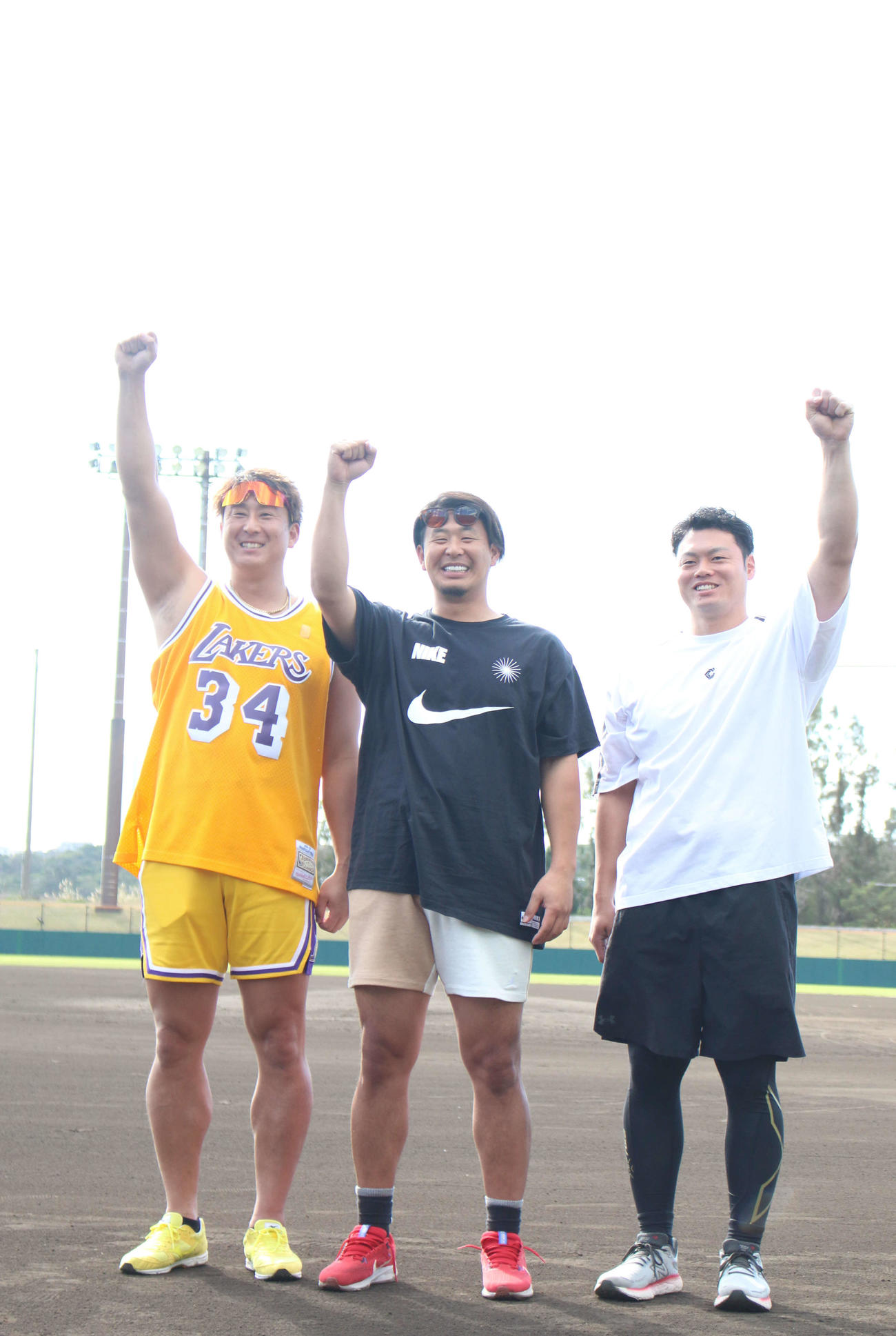 沖縄県内で自主トレを公開した、左からオリックス杉本、楽天浅村、中日細川（撮影・木下大輔）