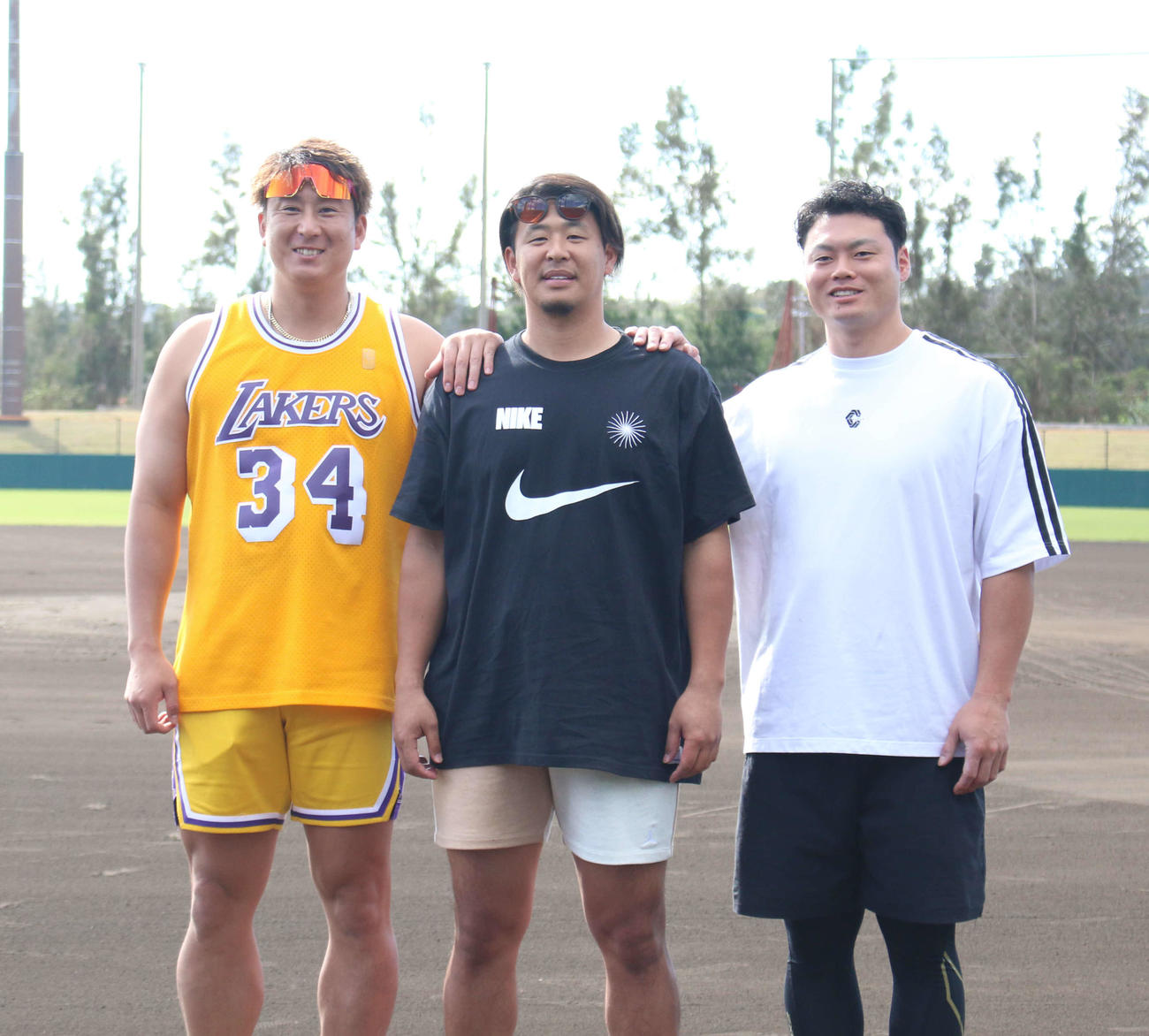 沖縄県内で自主トレを公開した、左からオリックス杉本、楽天浅村、中日細川（撮影・木下大輔）