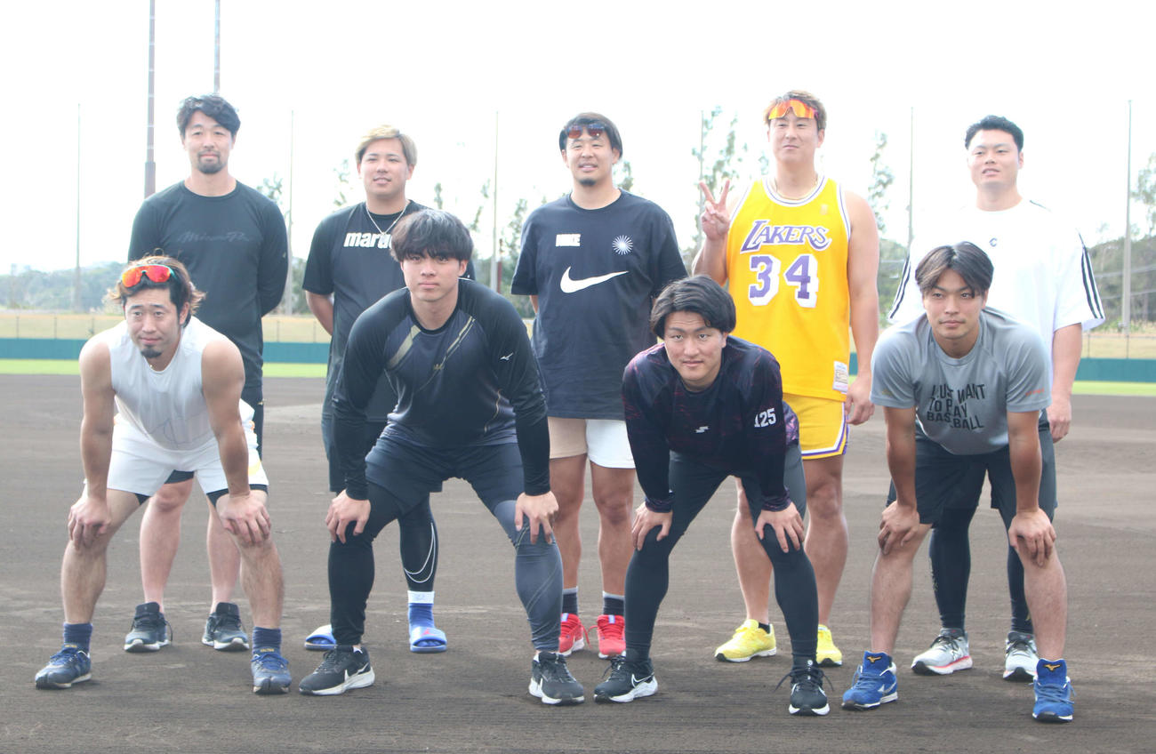 沖縄県内で自主トレを公開した手前左から西武外崎、楽天大河原、西武古市、中日石垣、後ろ左から楽天阿部、ロッテ愛斗、楽天浅村、オリックス杉本、中日細川（撮影・木下大輔）