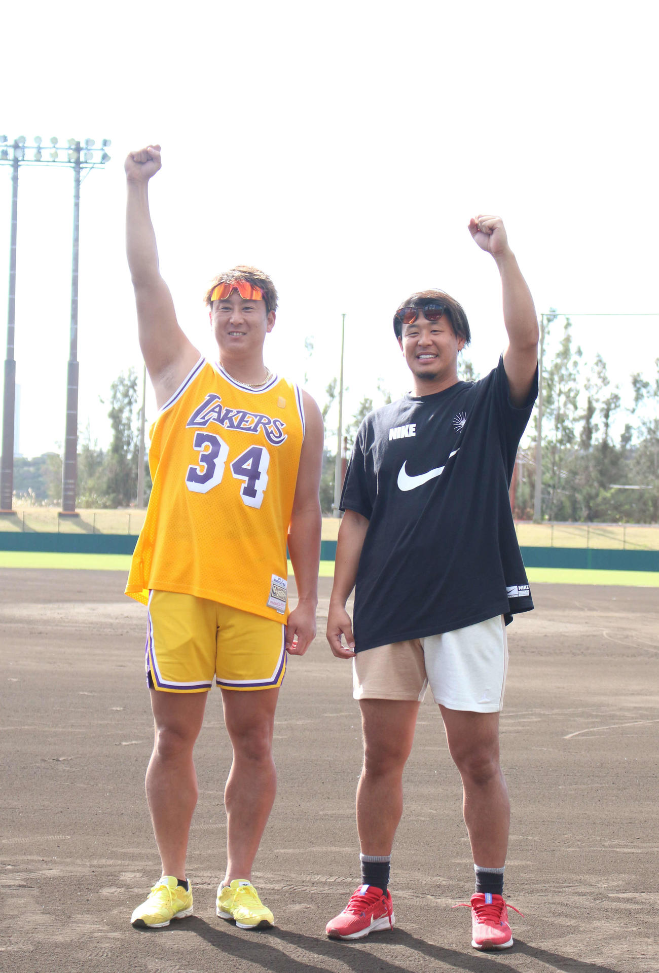 沖縄県内で自主トレを公開したオリックス杉本（左）と楽天浅村（撮影・木下大輔）