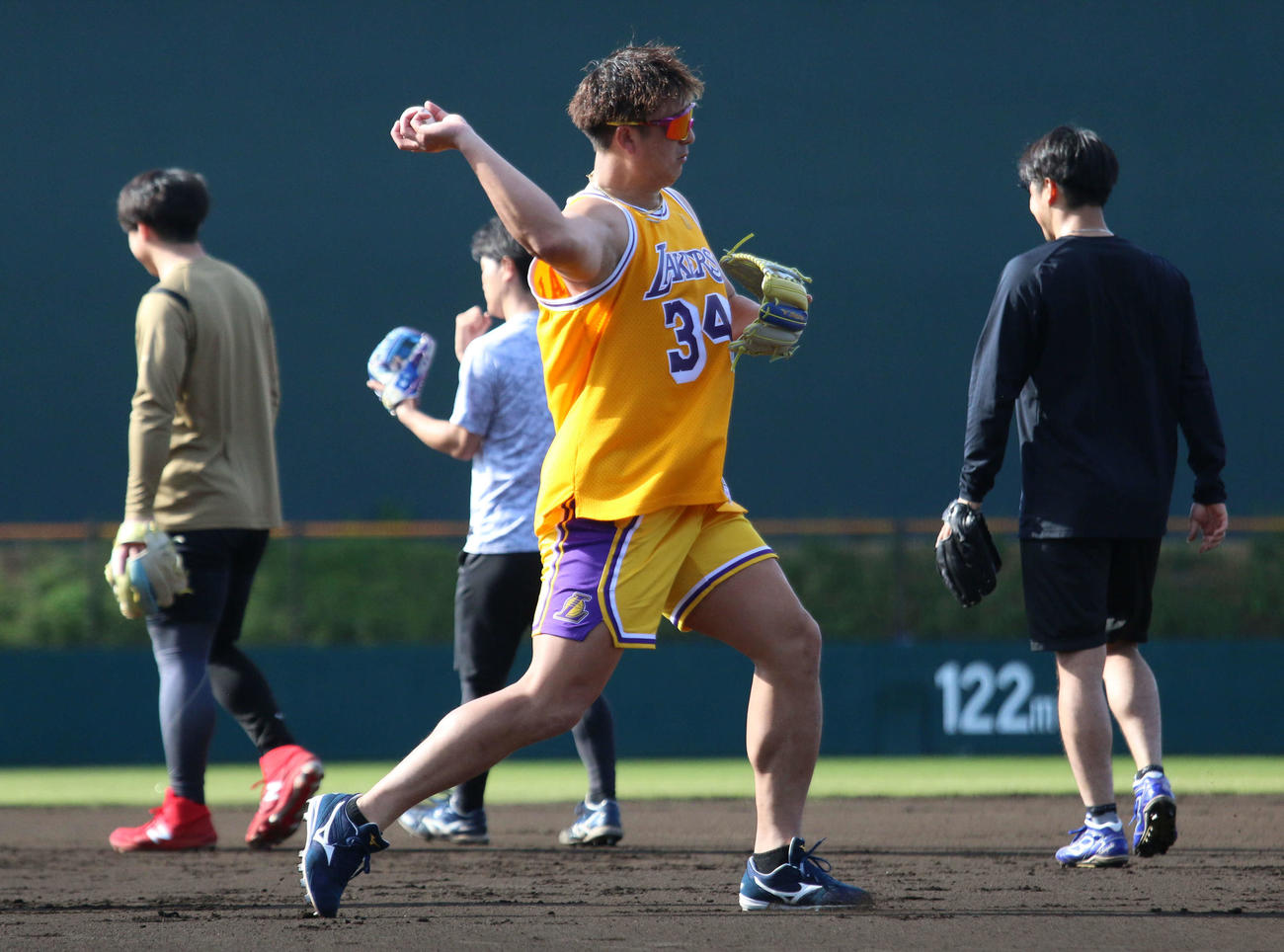 沖縄県内で自主トレを公開したオリックス杉本（撮影・木下大輔）
