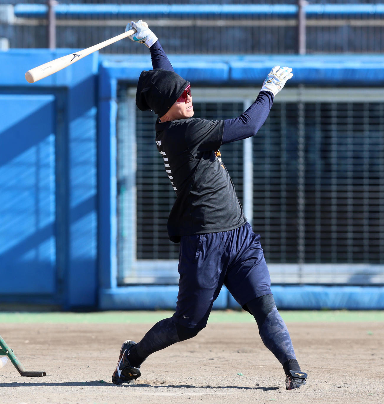 自主トレを公開し打撃練習する栄枝（撮影・加藤哉）