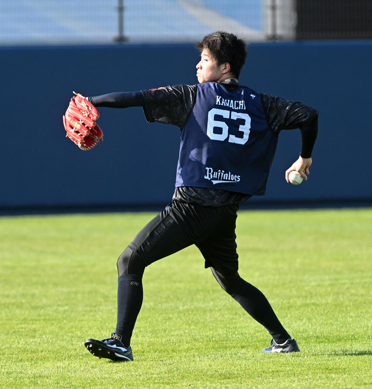 新人合同自主トレでキャッチボールを行うオリックス河内（撮影・前岡正明）