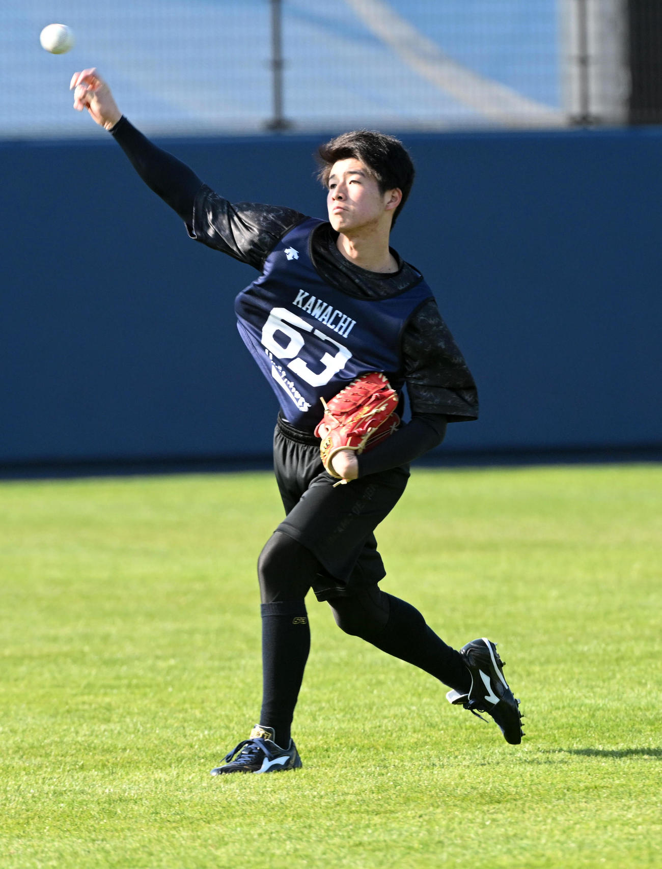 新人合同自主トレでキャッチボールを行うオリックス河内（撮影・前岡正明）