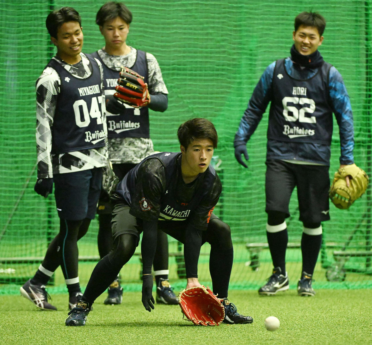 新人合同自主トレでノックを受けるオリックス河内（撮影・前岡正明）