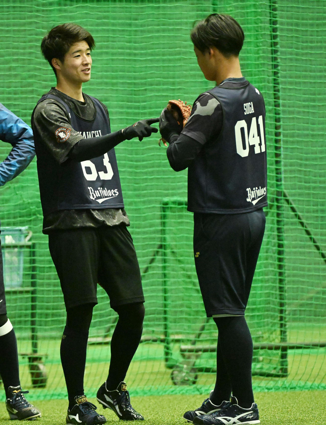 新人合同自主トレで寿賀（右）笑顔で話すオリックス河内（撮影・前岡正明）