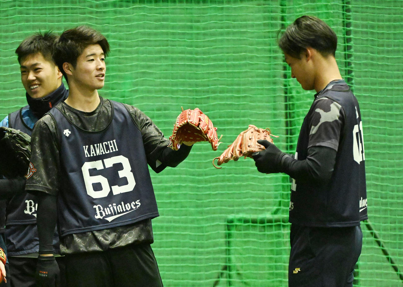 新人合同自主トレで寿賀（右）笑顔で話すオリックス河内（撮影・前岡正明）