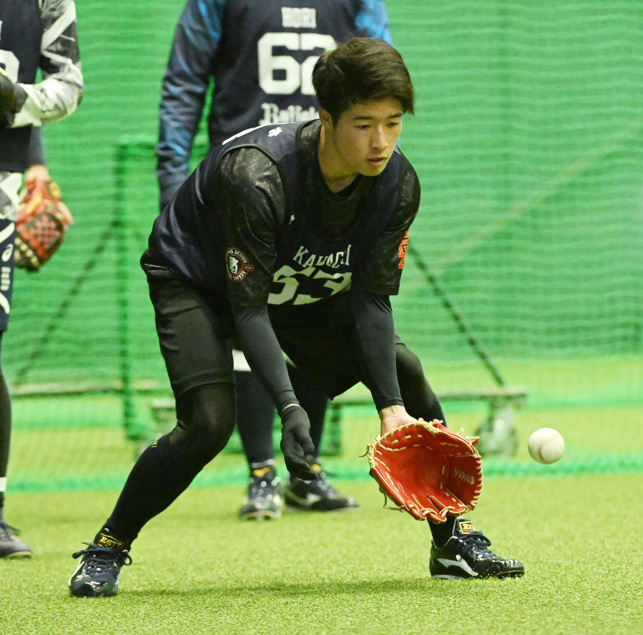 新人合同自主トレでノックを受けるオリックス河内（撮影・前岡正明）