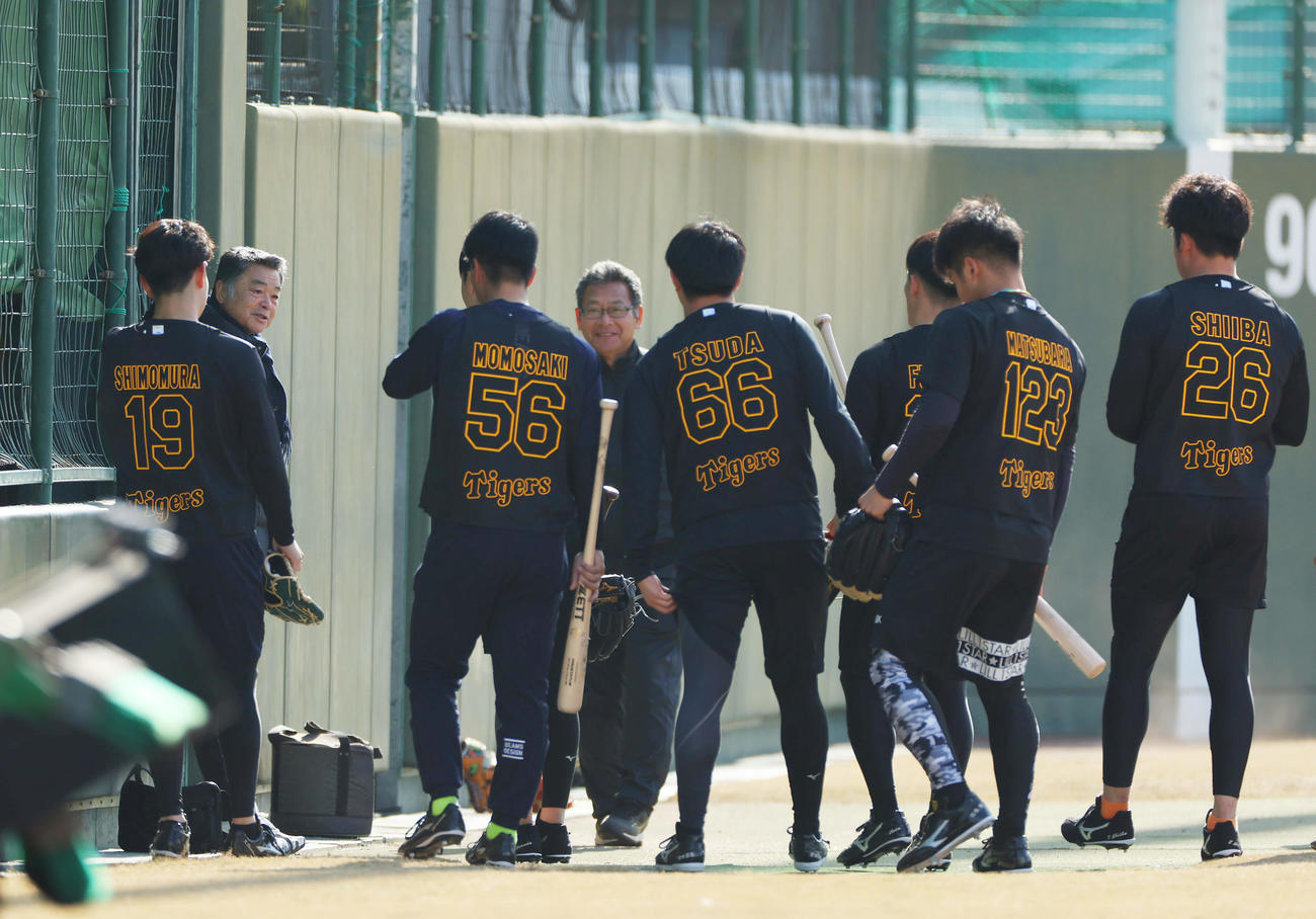 阪神の新人選手たちからあいさつされる川藤OB会長（左から2人目）（撮影・前田充）