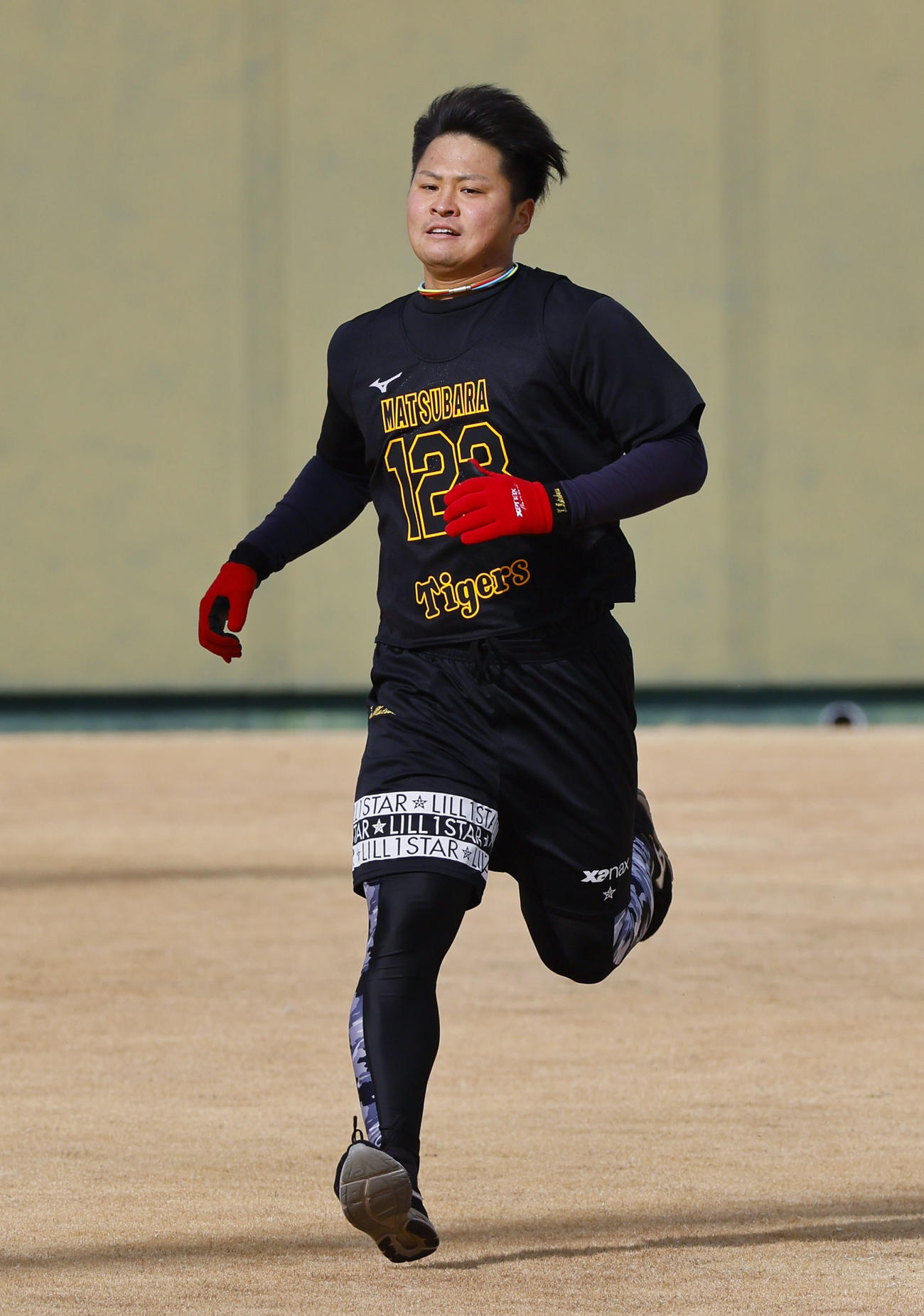 新人合同自主トレでダッシュする松原（撮影・藤尾明華）