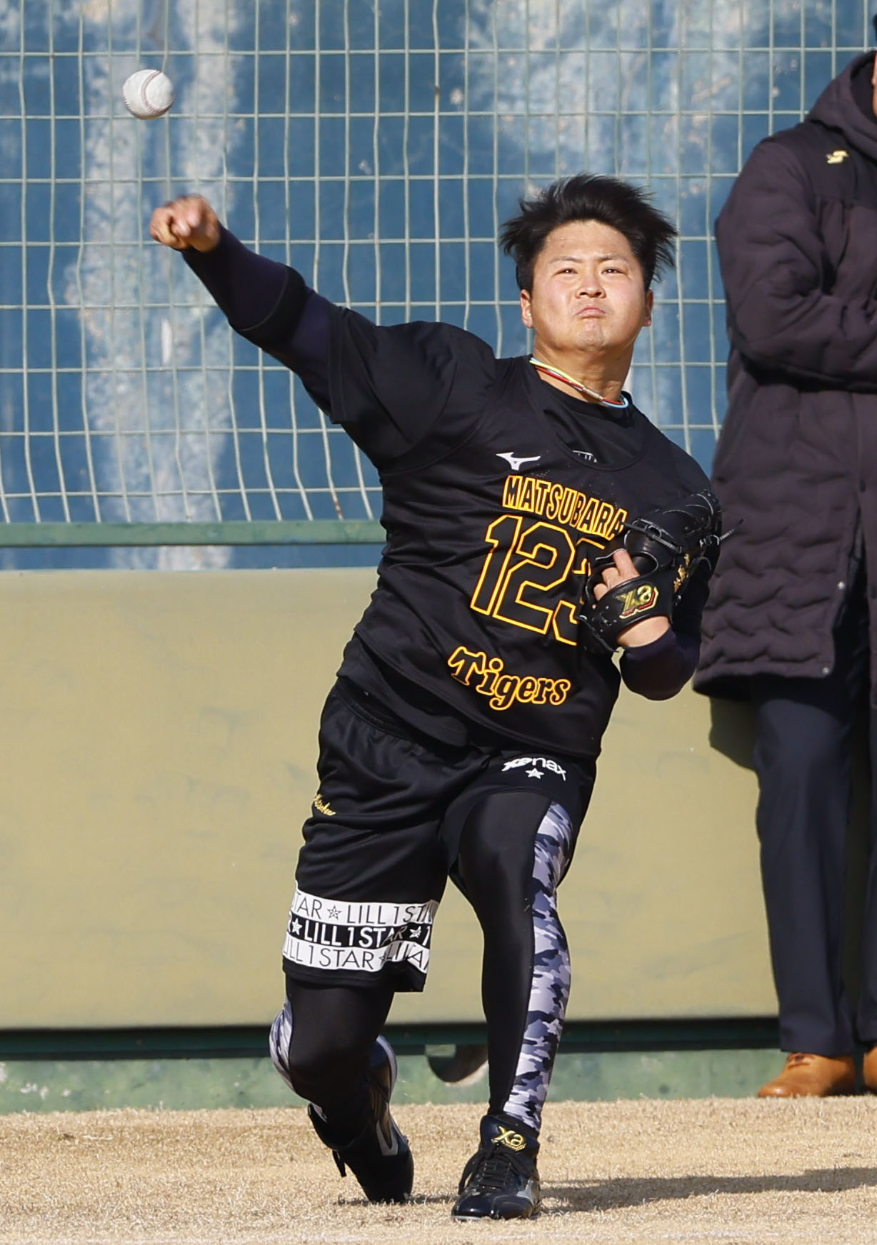 新人合同自主トレでキャッチボールをする松原（撮影・藤尾明華）