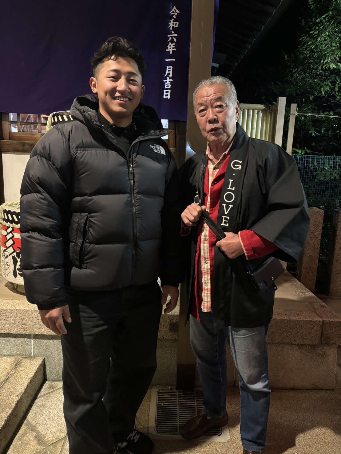 初詣で野球解説者の福本豊氏とばったり遭遇した、立命大新4年生の竹内主将（左）