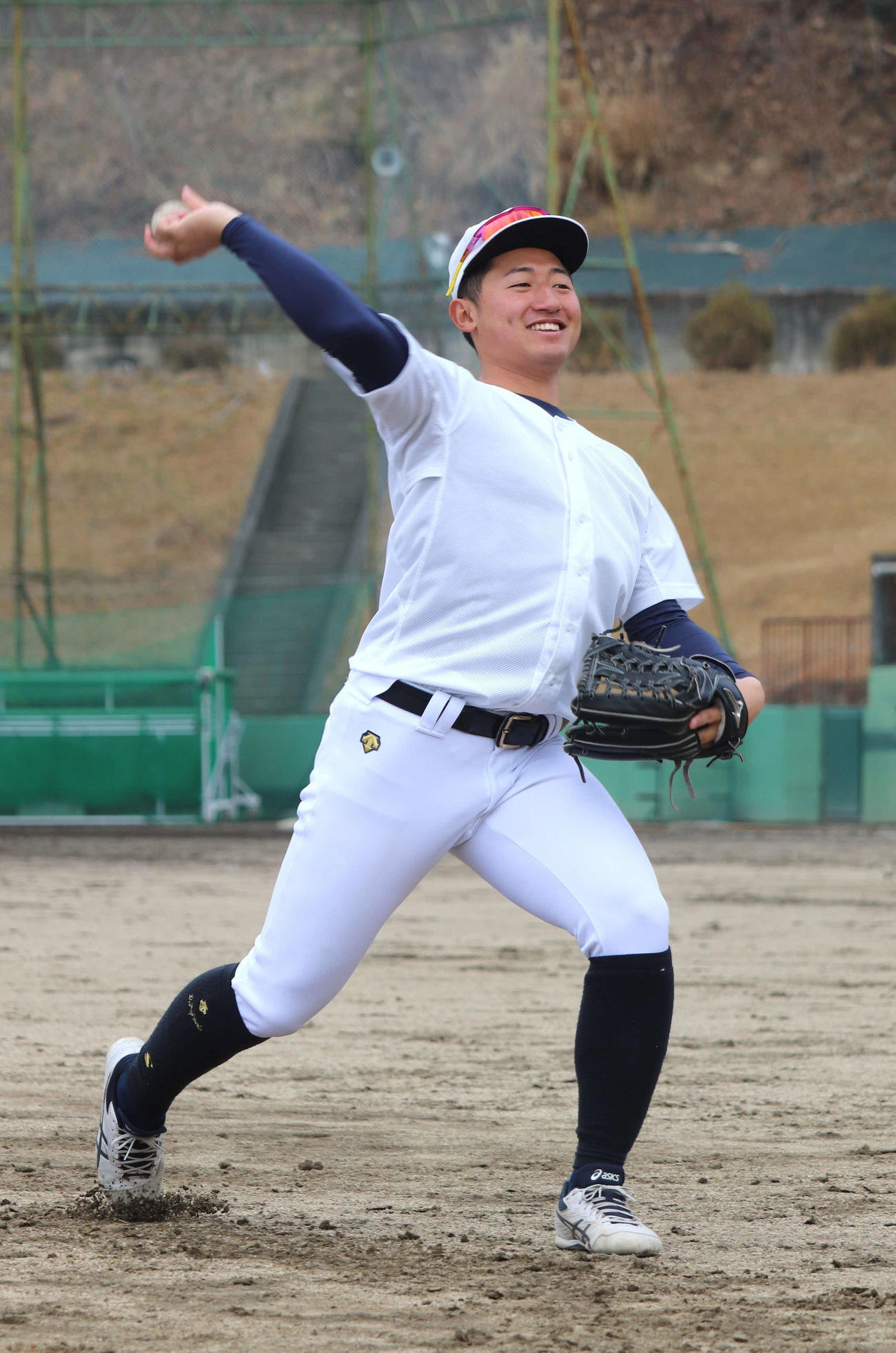 キャッチボールをする、立命大新4年生の竹内翔汰主将