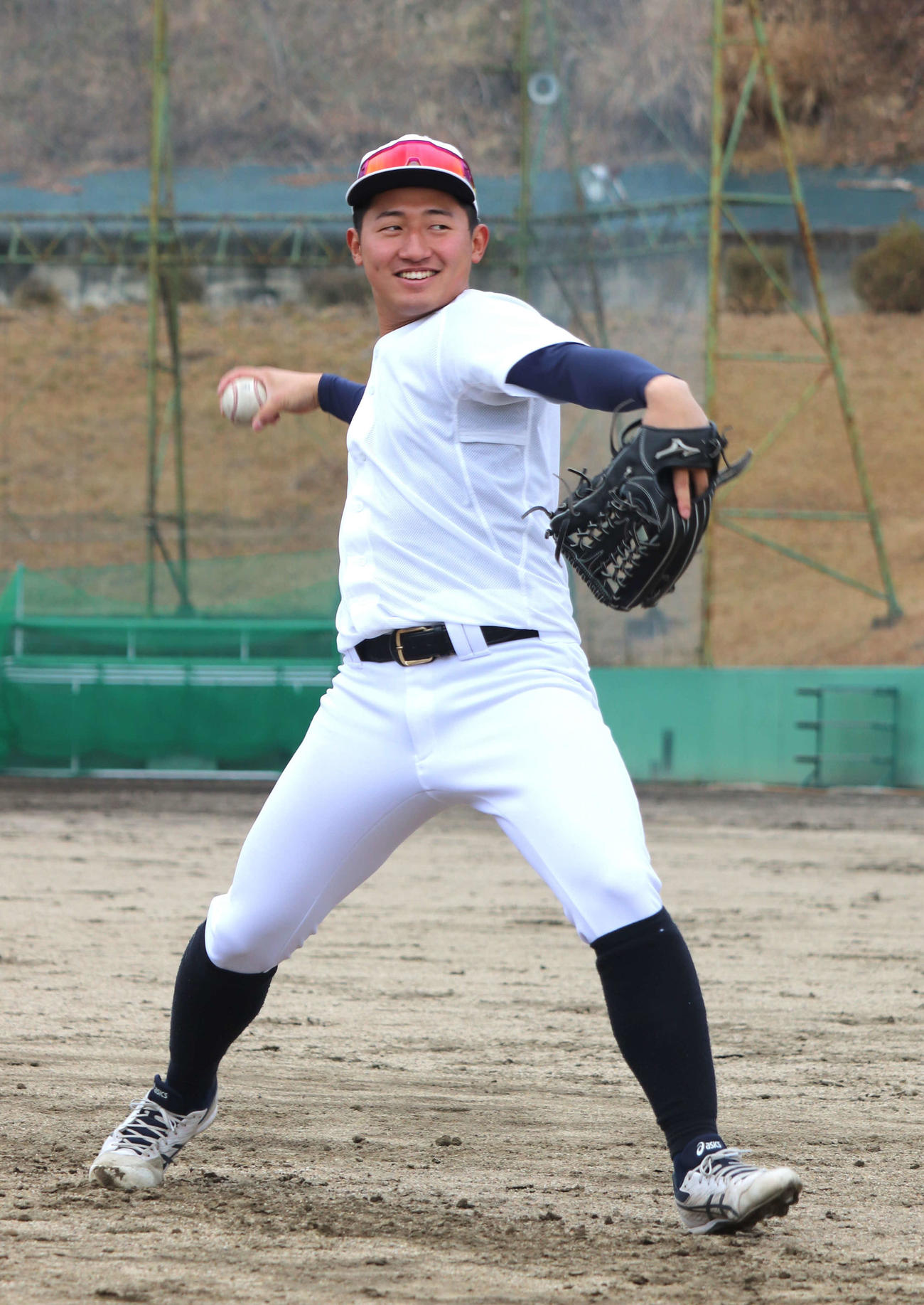 キャッチボールをする、立命大新4年生の竹内主将