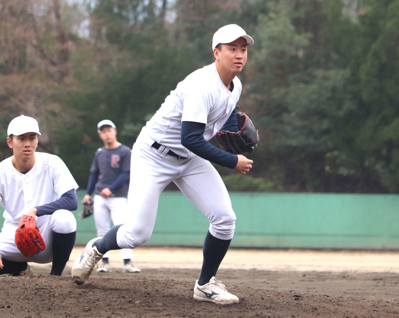投内連携の練習に励む、立命大新4年生の長屋投手