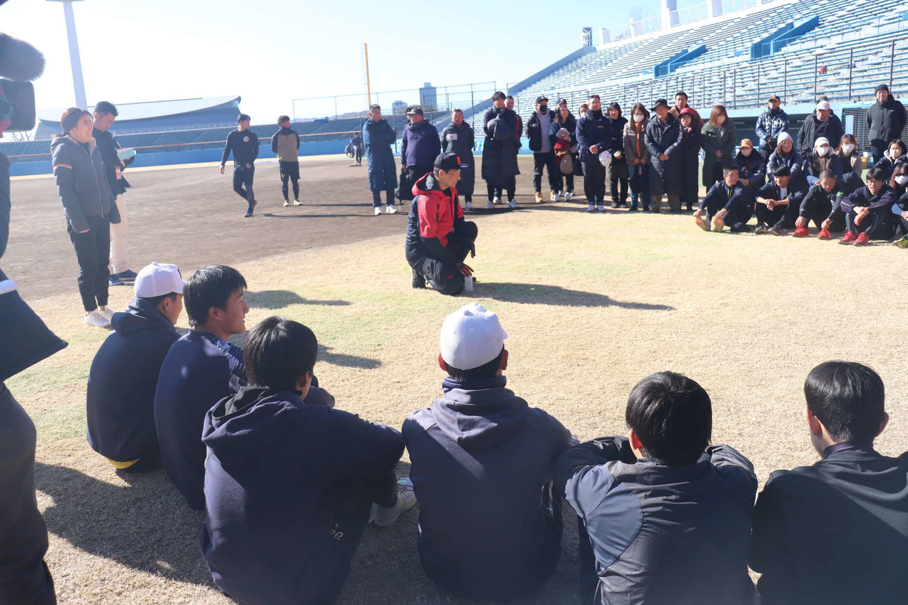 自主トレ体験会中、中学生らへの質問会を行う阪神岩崎優投手（撮影・波部俊之介）