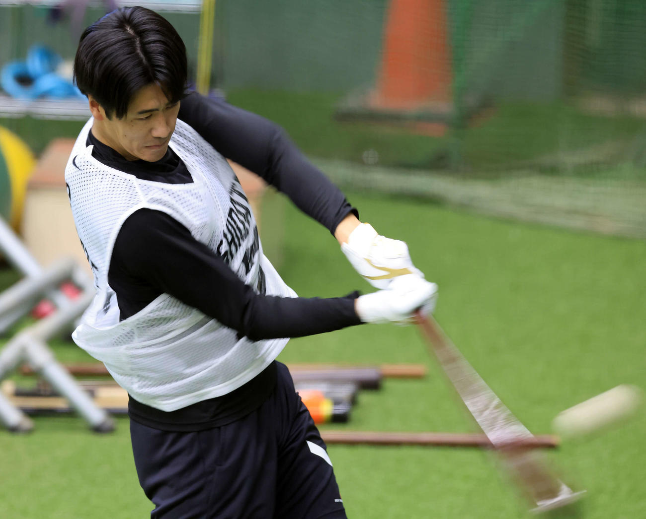 真剣な表情でティー打撃する巨人西舘（撮影・浅見桂子）