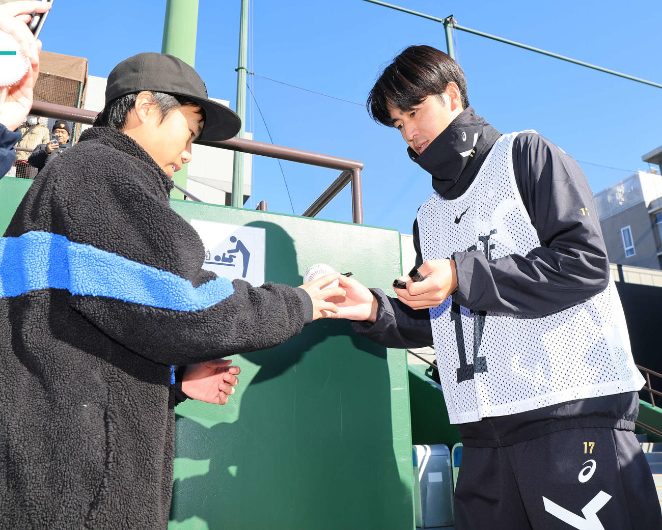 練習後のサイン会で、ファンの少年にサインする巨人西舘（撮影・浅見桂子）