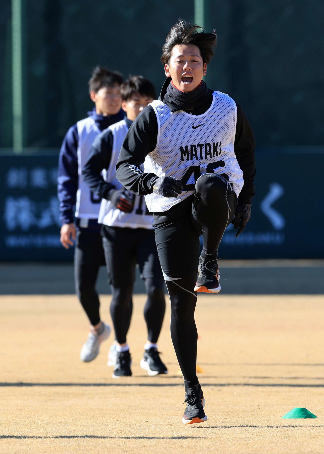 ウオームアップから元気な声を出す巨人又木（撮影・浅見桂子）