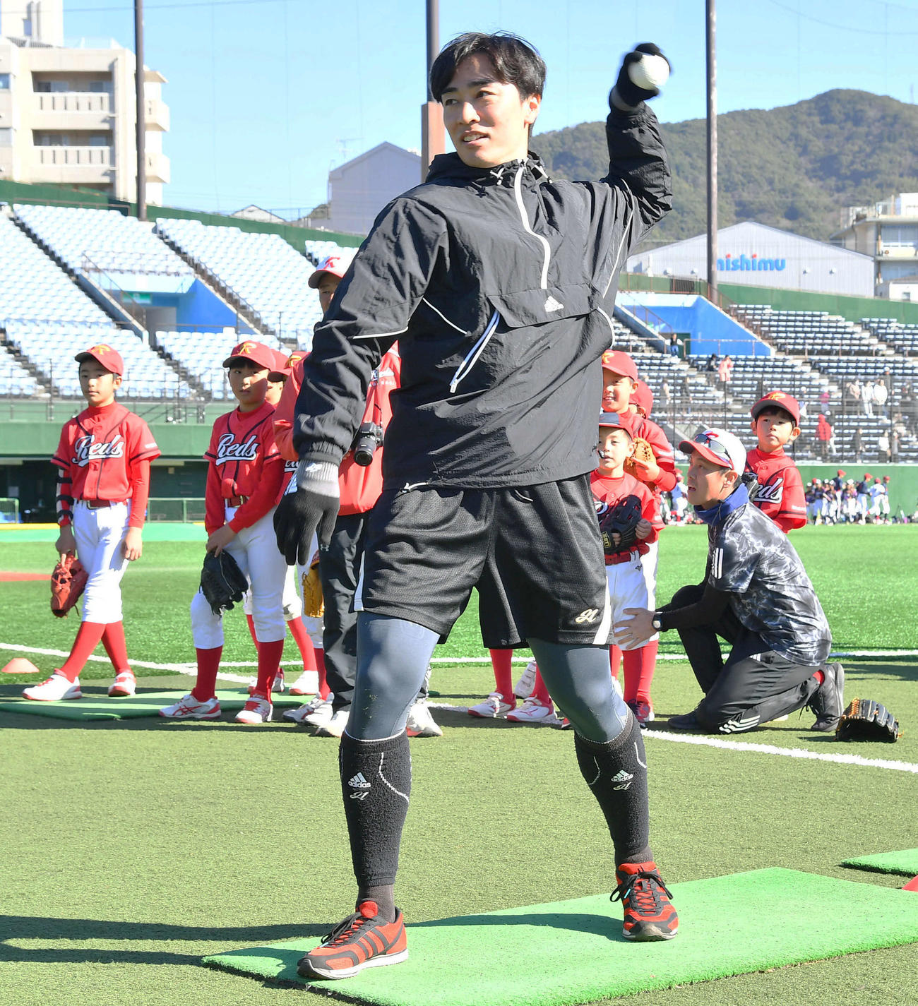 野球教室で、子どもたちの前で的当てをするソフトバンク和田（撮影・岩下翔太）