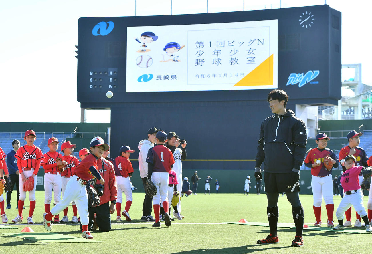 野球教室の的当て対決で、投球する子どもたちを見守るソフトバンク和田（撮影・岩下翔太）