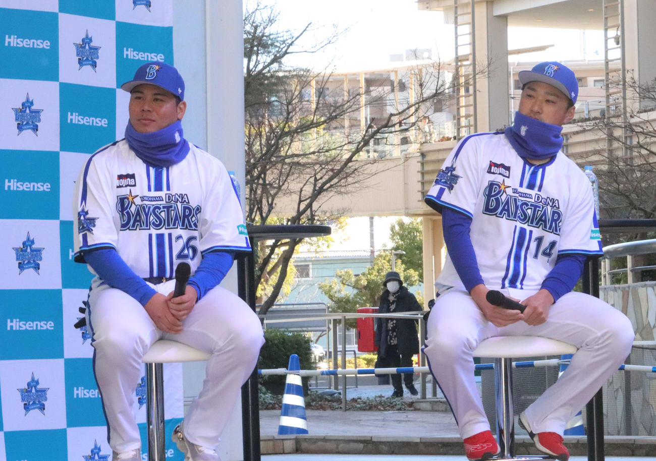 トークショーに参加したDeNA石田健（右）と浜口（撮影・小早川宗一郎）