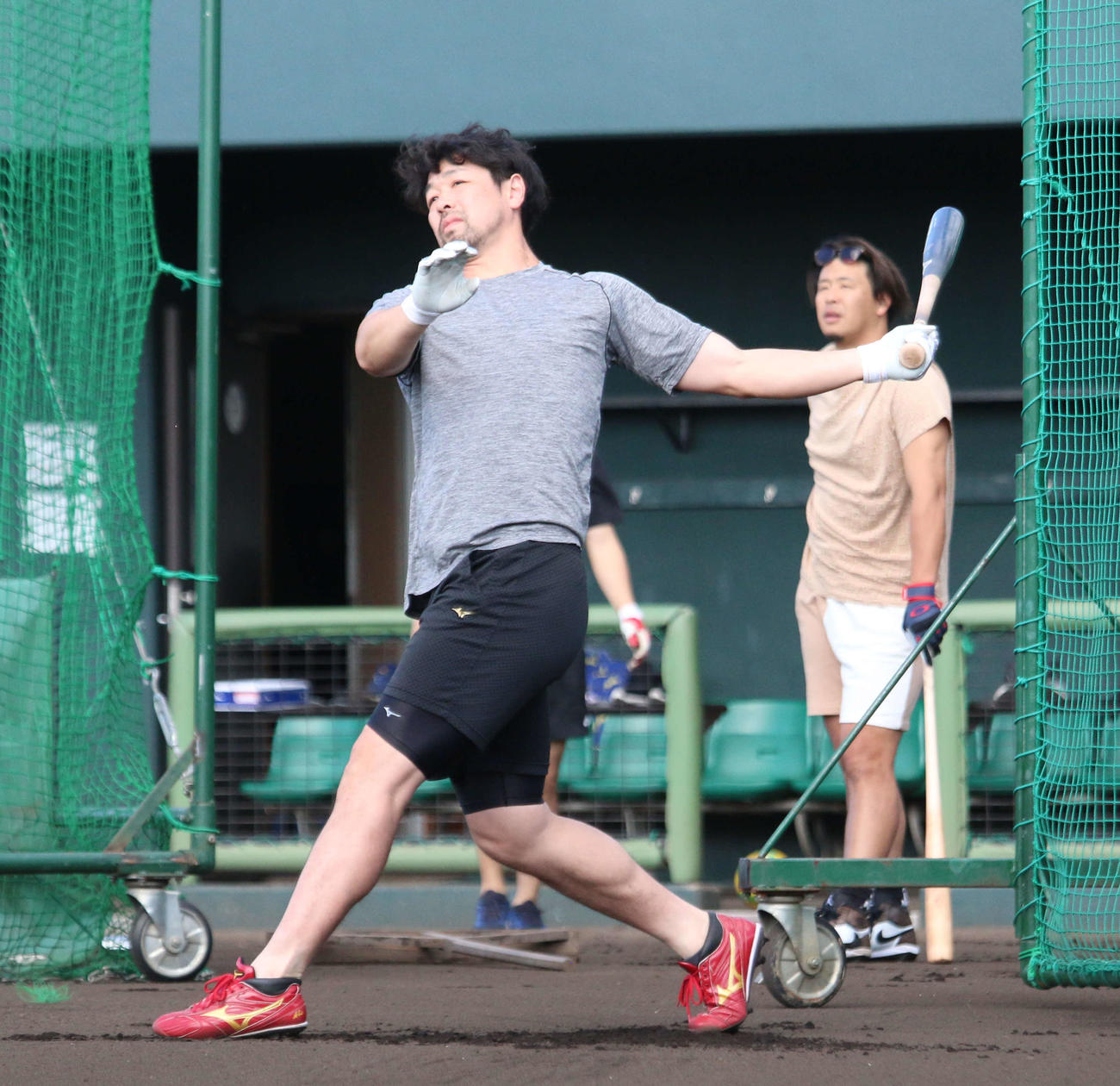 沖縄県内で自主トレを公開した楽天阿部（後方は浅村）（2024年1月13日撮影）