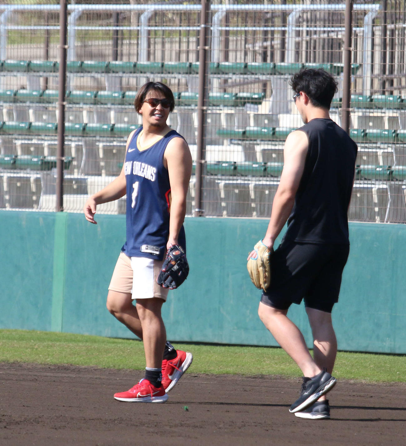 沖縄県内で自主トレを公開した楽天浅村（右は阿部）（2024年1月13日撮影）