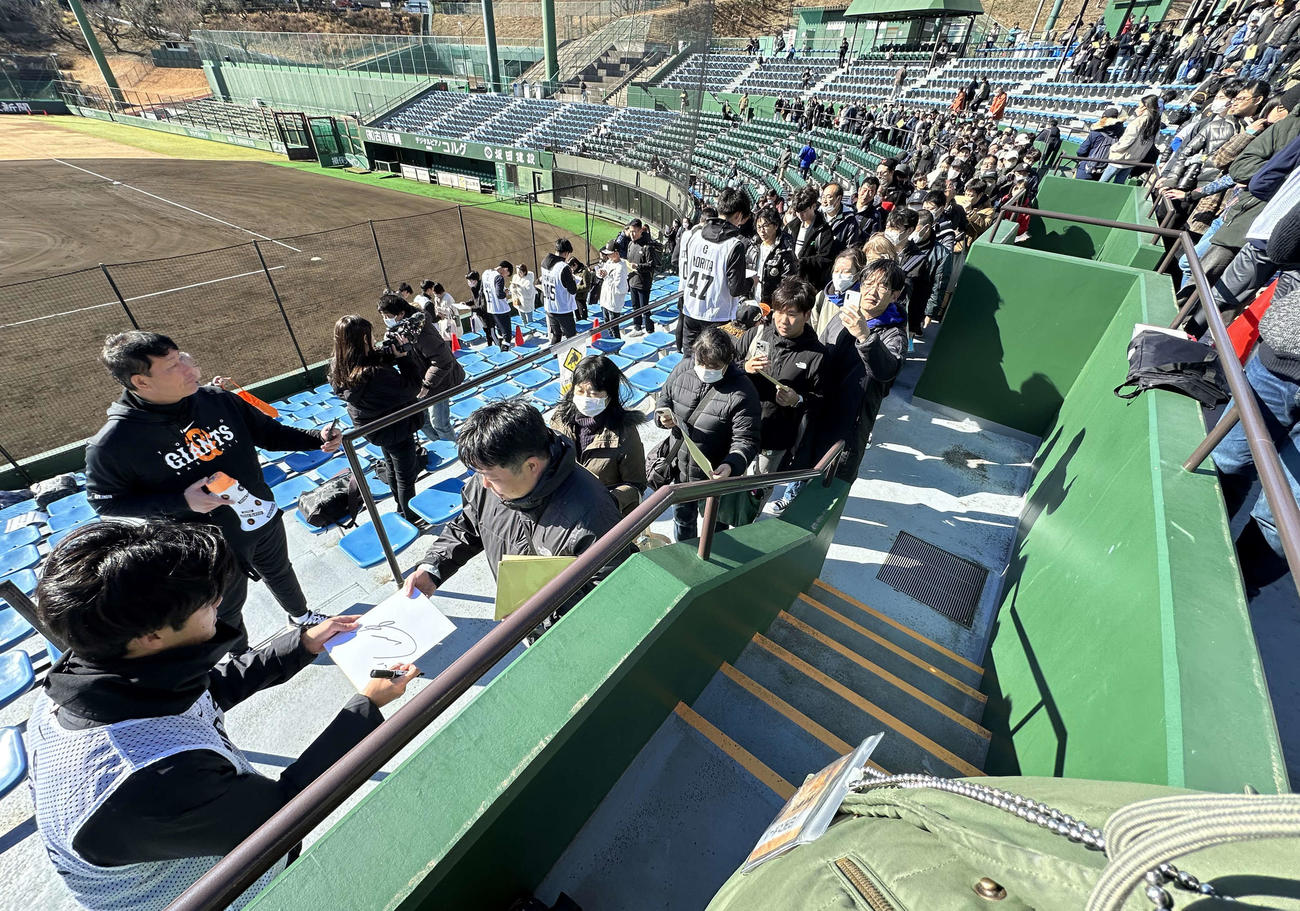 練習後のサイン会で、巨人西舘（手前）には長い行列が出来た（撮影・浅見桂子）