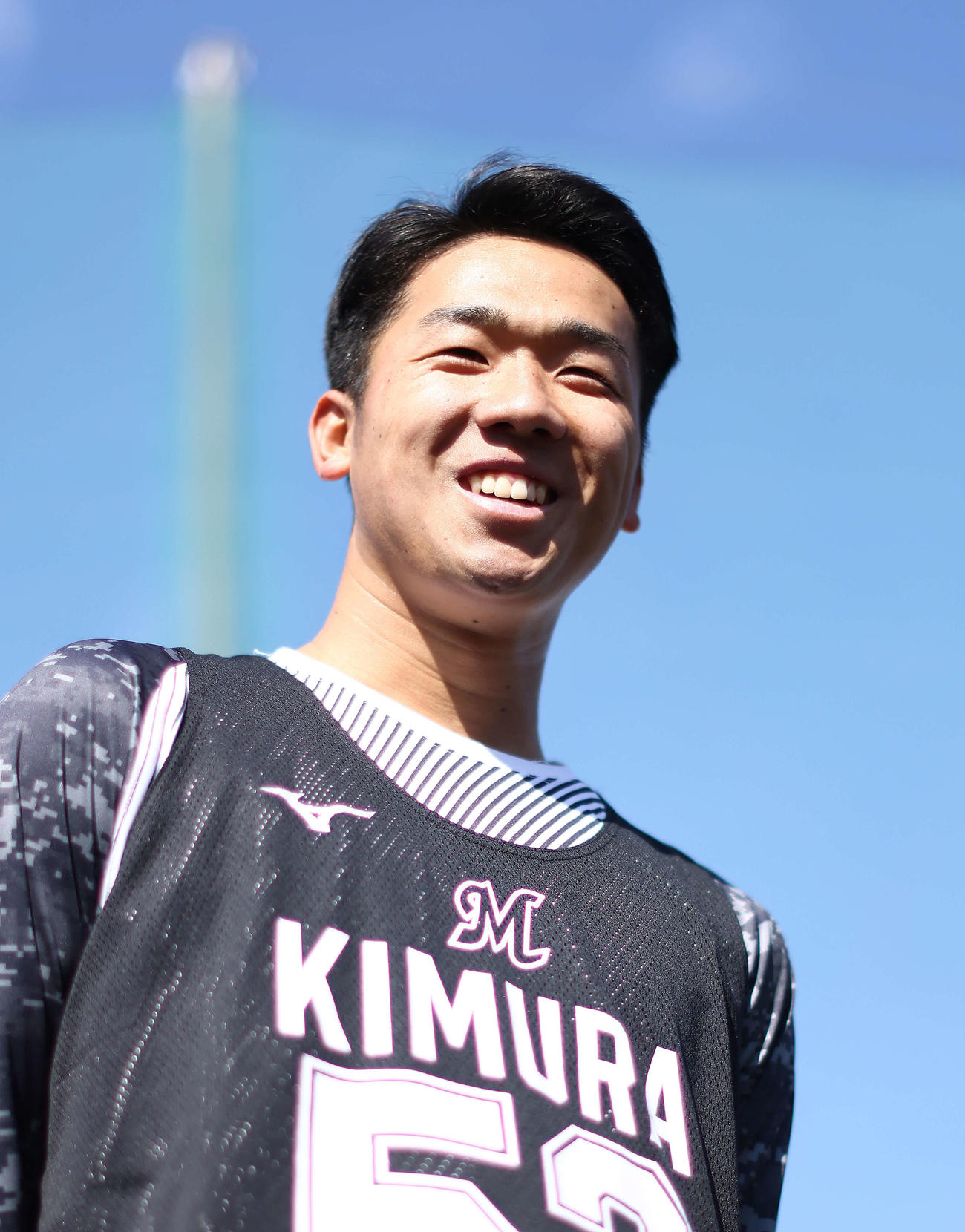 記者の質問に笑顔で答えるロッテ木村（撮影・河田真司）